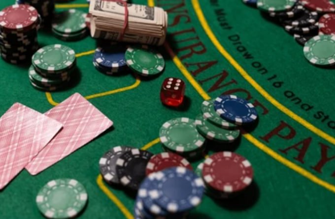 Pemain menikmati pengalaman live casino online melalui perangkat mobile